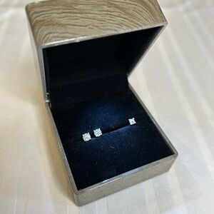 Set of three (2 1/2ct and 1 1/4ct) diamond studs in white gold